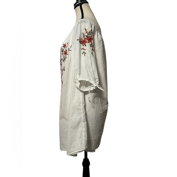 Hinge size small oversized lined embroidered floral tunic top . Scoop neck. 🌸 - Picture 3 of 9